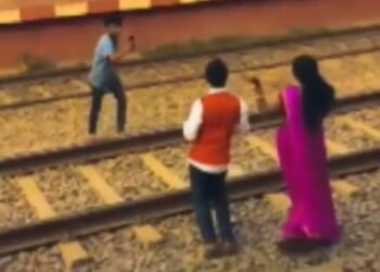 भारी पड़ी रेलवे ट्रैक पर डांस और रीलबाजी… युवक और महिला को उठा ले गई पुलिस, VIDEO