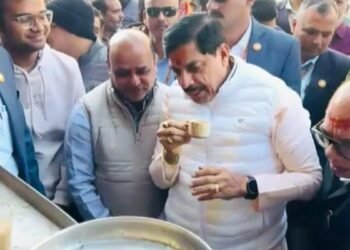 उज्जैन में CM मोहन यादव का ‘अंदाज-ए-खास’… देवगुरु की पूजा के बाद टपरी पर पी चाय