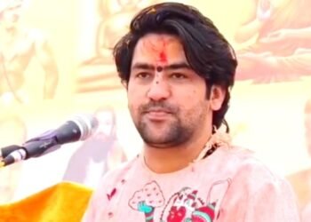 ‘RSS न होता तो इतने हिंदू भी न बचते’, छतरपुर में मंच से धीरेंद्र शास्त्री का बयान, हिंदुओं से क्षेत्रवाद और भाषावाद छोड़ने की अपील