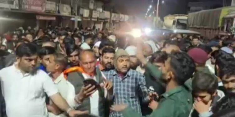 मुस्लिम युवती के पैर पर हिंदू युवक ने रख दिया पैर, आधी रात हुआ बवाल, पुलिस लाठीचार्ज के बाद स्टेट हाईवे जाम