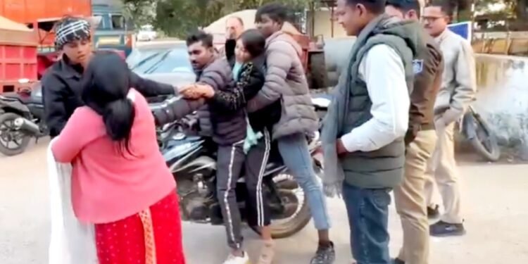 ‘पीट लो मुझे, पीट लो… मगर उसे मत ले जाओ’, दो सहेलियों ने बागेश्वर धाम में रचाई शादी, मोहिनी को ले जाने आए परिजनों से भिड़ गई अंजलि