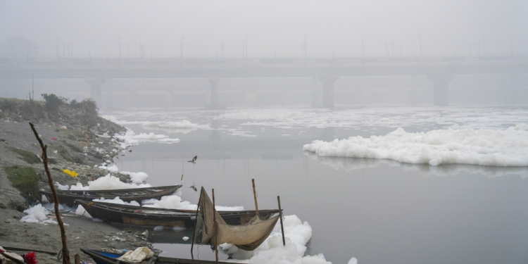 दिल्ली के नजफगढ़ ड्रेन में हाईटेक सफाई अभियान शुरू, फिनलैंड की वॉटर मास्टर से गाद हटाने का काम तेज
