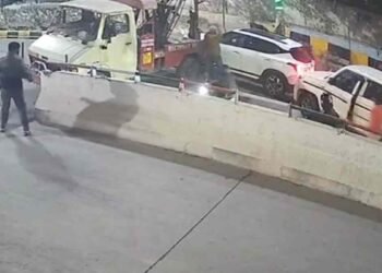 फिल्मी स्टाइल में कार चोरों से भिड़ंत, दिल्ली पुलिस जवानों ने दिखाई गजब की दिलेरी, Video