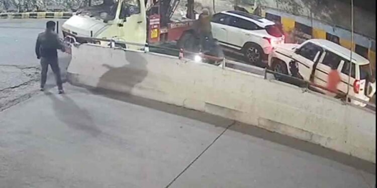 फिल्मी स्टाइल में कार चोरों से भिड़ंत, दिल्ली पुलिस जवानों ने दिखाई गजब की दिलेरी, Video