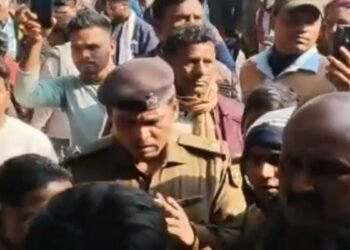 दूसरी शादी युवक को पड़ी भारी, पहली पत्नी के परिजनों ने सरेआम पीटा, पुलिस ने मौके पर पहुंचकर बचाया