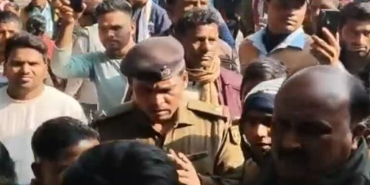 दूसरी शादी युवक को पड़ी भारी, पहली पत्नी के परिजनों ने सरेआम पीटा, पुलिस ने मौके पर पहुंचकर बचाया