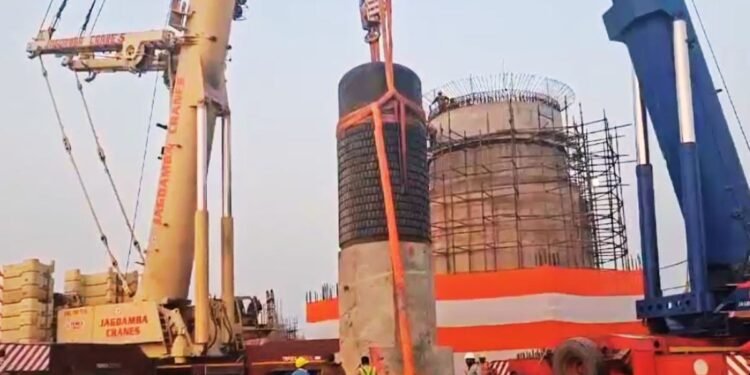 वैदिक मंत्रों की गूंज, हेलिकॉप्टर से पुष्पवर्षा, नदियों का पवित्र जल… बिहार में स्थापित हो रहे विश्व के सबसे बड़े शिवलिंग की कहानी