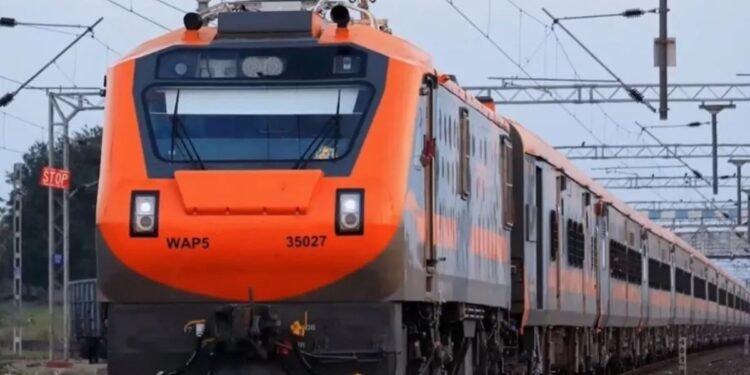 ओडिशा: हॉर्न के बावजूद नहीं हटा शराबी, ट्रैक पर बैठा रहा, अमृत भारत एक्सप्रेस को लगाना पड़ा इमरजेंसी ब्रेक