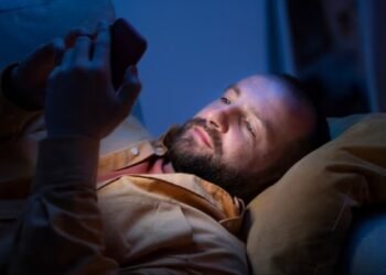 देर रात जागना और नाइट शिफ्ट बढ़ा रहे कैंसर का खतरा, एम्स की बड़ी रिसर्च