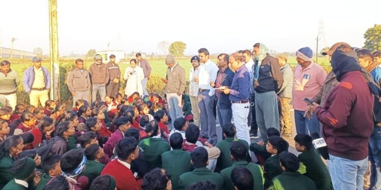 हरदा: कड़ाके की ठंड में हॉस्टल की दीवार फांदकर 40km पैदल निकले 400 छात्र; कलेक्टर ने हाईवे पर रोका