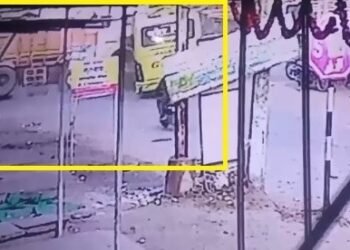 VIDEO: बेकाबू ट्रक ने मारी ऐसी भीषण टक्कर, घर में जा घुसी यात्रियों से भरी बस