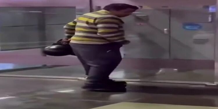 दिल्ली: मेट्रो स्टेशन पर शख्स ने किया पेशाब, Video वायरल होने पर आई DMRC की प्रतिक्रिया