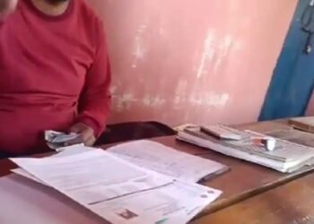‘पैसा दो और प्रैक्टिकल के नंबर बढ़वाओ…’, बगहा में छात्रों से अवैध उगाही करते टीचर का वीडियो वायरल