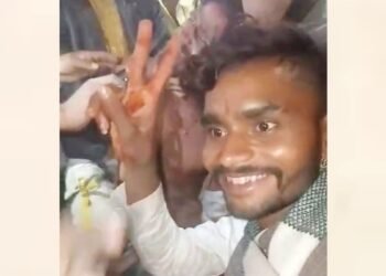 पहले रस्सी से बांधा, फिर काटे बाल, सिर से बहा खून; बेटे का वायरल वीडियो देख बिलख पड़ी मां