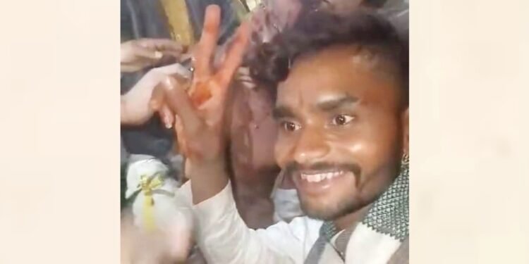 पहले रस्सी से बांधा, फिर काटे बाल, सिर से बहा खून; बेटे का वायरल वीडियो देख बिलख पड़ी मां