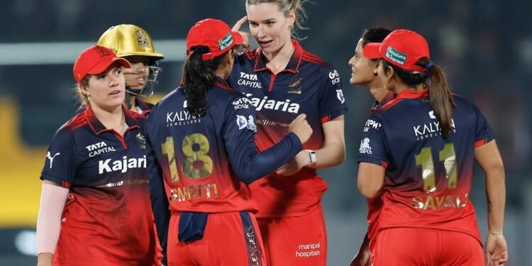 RCB का विजय रथ जारी, गुजरात जायंट्स को 61 रनों से दी करारी शिकस्त