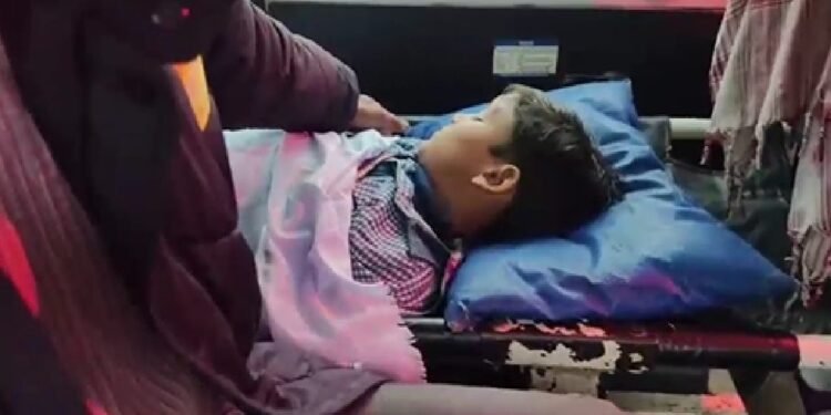 स्कूल बस मुड़ी और झटके से बाहर गिर गया मासूम, मौके पर मौत, भाग निकला ड्राइवर