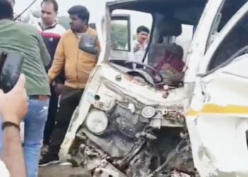 बैतूल में दर्दनाक सड़क हादसा: तूफान जीप ने स्कूल वैन को मारी टक्कर, KG-2 की छात्रा की मौत, 11 बच्चे घायल