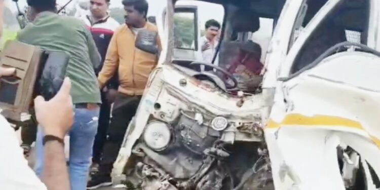 बैतूल में दर्दनाक सड़क हादसा: तूफान जीप ने स्कूल वैन को मारी टक्कर, KG-2 की छात्रा की मौत, 11 बच्चे घायल