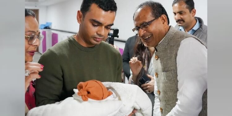 शिवराज के घर आई ‘लाडली लक्ष्मी’… बड़ी बहू अमानत ने दिया बेटी को जन्म, दादा ने पोती के कान में बोला गायत्री मंत्र