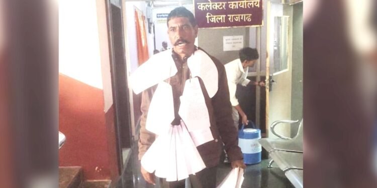 100 शिकायतों की माला पहनकर राजगढ़ कलेक्टर के पास पहुंचा शख्स, बोला- माफियाओं से मिली है पुलिस, CM हेल्पलाइन भी फेल