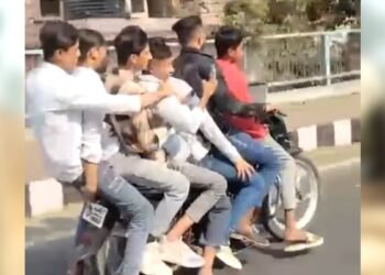 भोपाल में एक ही स्प्लेंडर पर सवार हुए 7 लड़के… ट्रैफिक नियमों का सरेआम मखौल, वीडियो वायरल