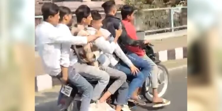 भोपाल में एक ही स्प्लेंडर पर सवार हुए 7 लड़के… ट्रैफिक नियमों का सरेआम मखौल, वीडियो वायरल