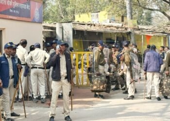 धार भोजशाला ग्राउंड रिपोर्ट: कल बसंत पंचमी और जुमे की नमाज; 8000 जवानों का पहरा, सड़क पर मलबा और टायर रखने पर भी बैन