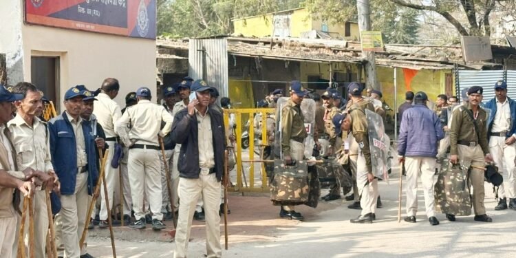 धार भोजशाला ग्राउंड रिपोर्ट: कल बसंत पंचमी और जुमे की नमाज; 8000 जवानों का पहरा, सड़क पर मलबा और टायर रखने पर भी बैन