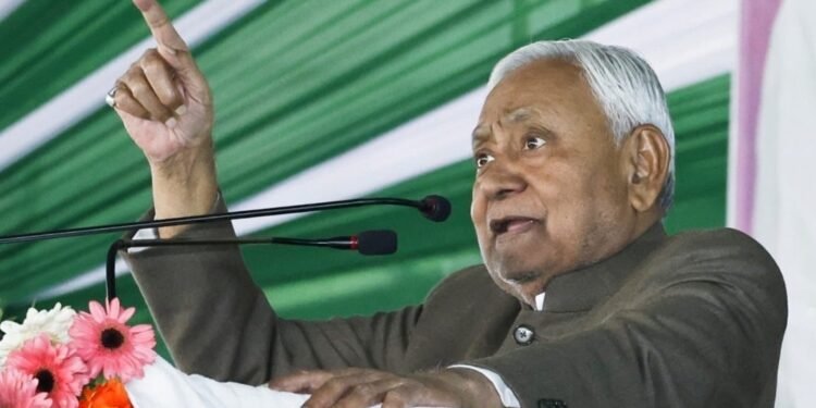 ‘अरे महिला सब काहे भाग रहीं…’, मंच पर भाषण रोक ऐसा क्यों बोले नीतीश कुमार