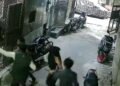 दिल्ली के मंगोलपुरी में चाकू से गोदकर युवक की हत्या, सीसीटीवी में कैद हुई पूरी वारदात