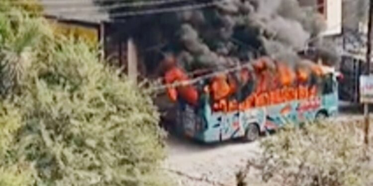 उज्जैन के ताराना में फिर भड़की हिंसा, भीड़ ने कई घरों पर की पत्थरबाजी, बस भी फूंकी