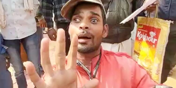 शिवपुरी कलेक्टर दफ्तर में फूटा दिव्यांग का दर्द… हाथ वाली ट्राई साइकिल लेने से किया इनकार, सिंधिया से मांगी मदद