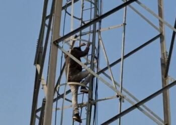 MP: ‘मेरी प्रेमिका को बुलाओ…’ शादी की जिद पर अड़ा युवक मोबाइल टावर पर चढ़ा