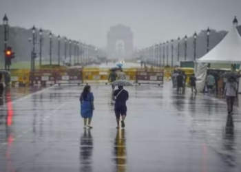 ठंड के बीच बारिश, दिल्ली-NCR में चल रहीं तेज हवाएं, बर्फबारी के कारण श्रीनगर में लैंडिंग-टेकऑफ बाधित