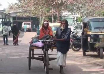 75 साल की उम्र और पहाड़ जैसा हौसला… लकवाग्रस्त पत्नी को रिक्शे पर बैठाकर 300 KM तक चला बुजुर्ग