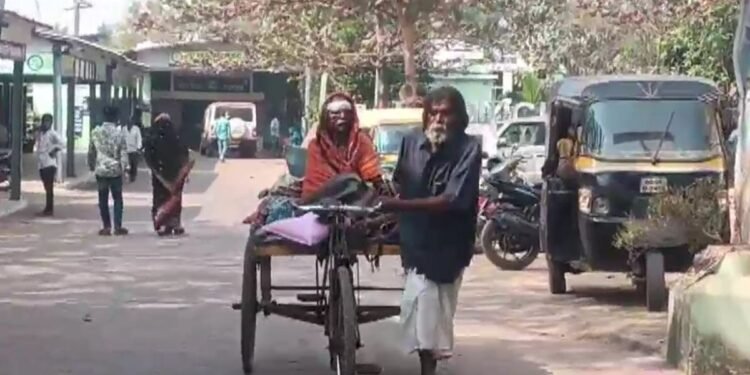 75 साल की उम्र और पहाड़ जैसा हौसला… लकवाग्रस्त पत्नी को रिक्शे पर बैठाकर 300 KM तक चला बुजुर्ग