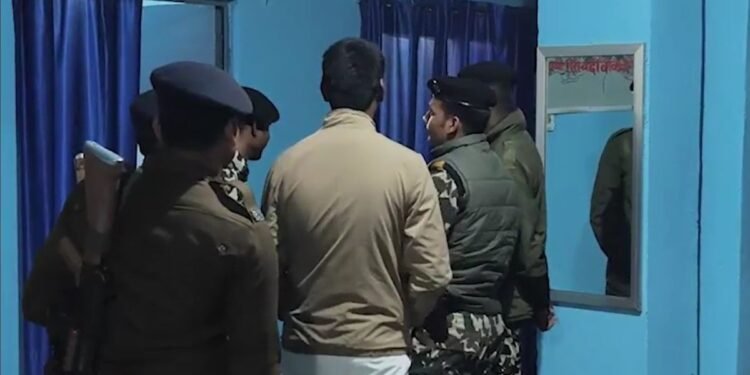 लड़की ने विसर्जन यात्रा में अश्लील गाने का किया विरोध, दबंगों ने छेड़छाड़ कर बेरहमी से पीटा