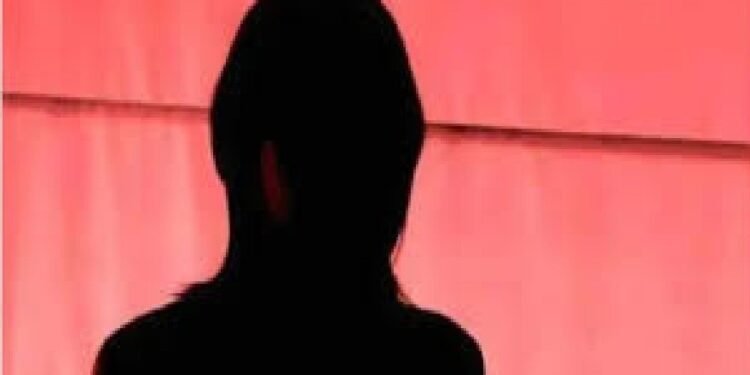 लड़ाई के बाद घर से भागी महिला, दलालों ने रेड लाइट इलाके में बेचा… कस्टमर ने पति से मिलाया