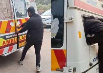 सतना में सिस्टम फेल: एंबुलेंस का गेट हुआ जाम, अस्पताल की चौखट पर सांसें हार गया राम प्रसाद, तड़प-तड़पकर मौत