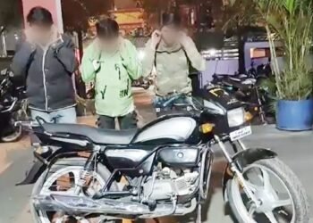 भोपाल VIP रोड स्टंट…  स्प्लेंडर पर सवार 7 लड़कों को पुलिस ने दबोचा, थाने में लगवाई उठक-बैठक