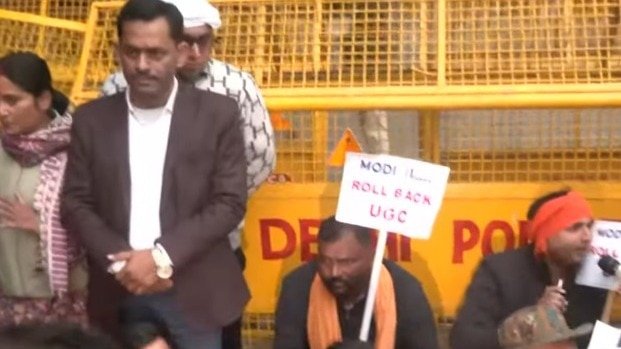 UGC 2026 Regulation Row LIVE: नए नियमों के खिलाफ लखनऊ यूनिवर्सिटी में उतरे छात्र, दिल्ली में भी प्रोटेस्ट
