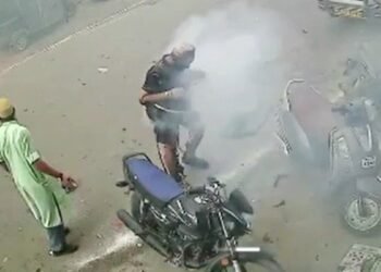 शरीर पर कपड़ों के चिथड़े, बदहवास भागे लोग… रतलाम के गन हाउस में ब्लास्ट का Video आया सामने