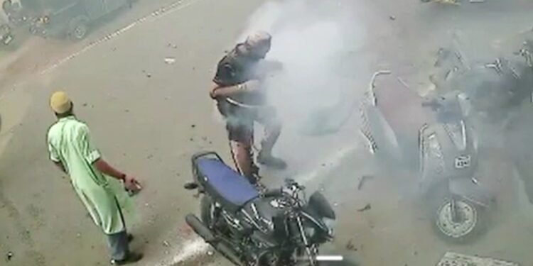शरीर पर कपड़ों के चिथड़े, बदहवास भागे लोग… रतलाम के गन हाउस में ब्लास्ट का Video आया सामने