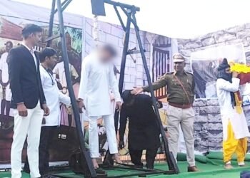 मौत का लाइव डेमो! 26 जनवरी की झांकी में फंदे पर लटकाया ‘जिंदा युवक’, जेल विभाग की करतूत देख सभी रह गए हैरान