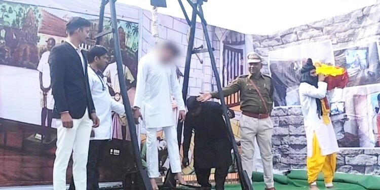 मौत का लाइव डेमो! 26 जनवरी की झांकी में फंदे पर लटकाया ‘जिंदा युवक’, जेल विभाग की करतूत देख सभी रह गए हैरान