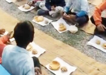 MP: थाली नहीं तो रद्दी कागजों पर परोस दिया हलवा-पूड़ी, गणतंत्र दिवस पर शर्मसार हुई शिक्षा व्यवस्था