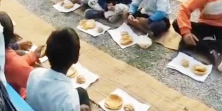 MP: थाली नहीं तो रद्दी कागजों पर परोस दिया हलवा-पूड़ी, गणतंत्र दिवस पर शर्मसार हुई शिक्षा व्यवस्था