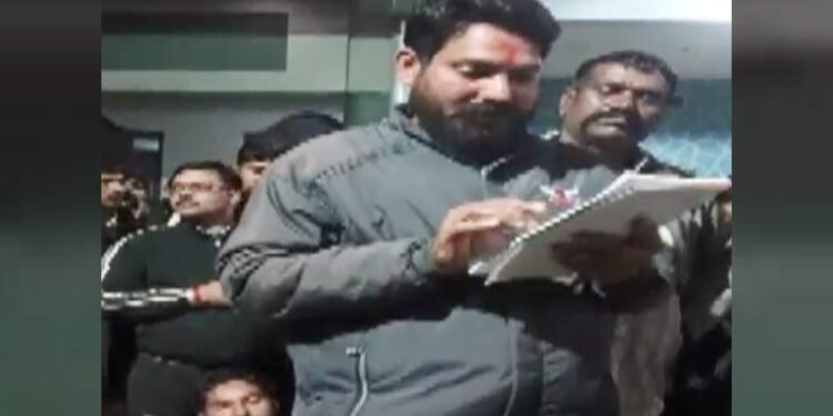 प्रेमियों के गांव में मच गया बवाल, 6 महीने में 8 कपल भागे तो अब हुआ ये ऐलान