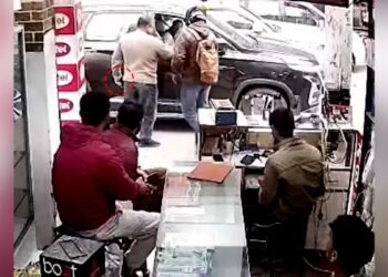 साइड मिरर टकराने पर हुआ विवाद, बाइक सवार युवक के सीने पर तानी पिस्टल, गुरुग्राम में खौफनाक रोड रेज